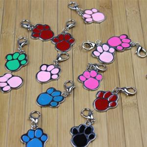 스테인리스 개는 발자국 탭 탭