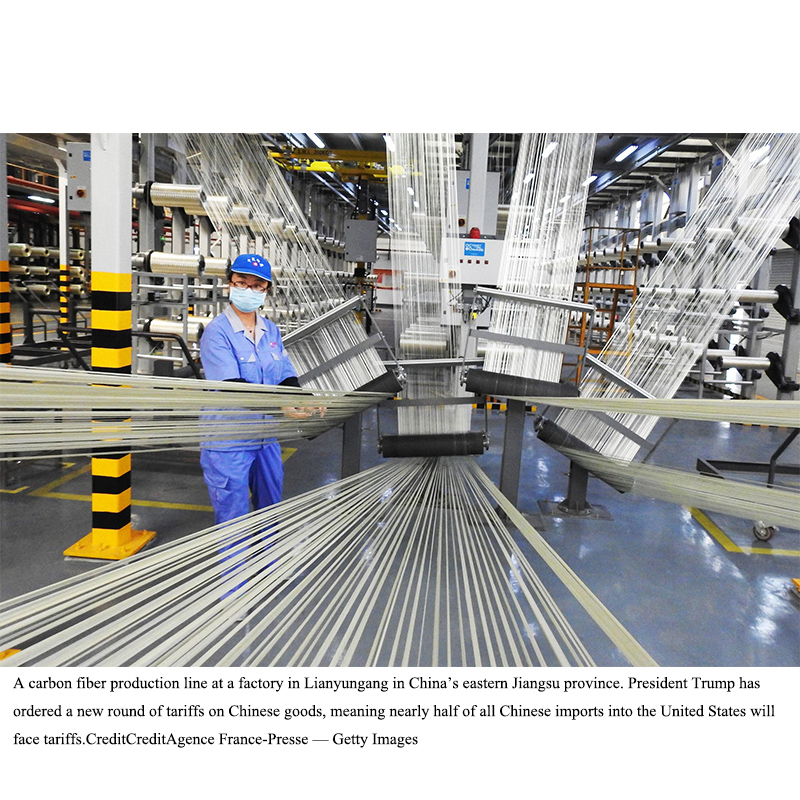 트럼프는 무역 흑자를 일으키는 상품에 2 천 억 달러의 관세를 부과하는 중국과 충돌한다.