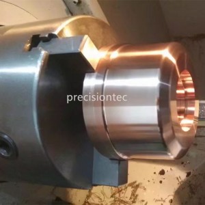 자동차 자동차 부품을 깎다.