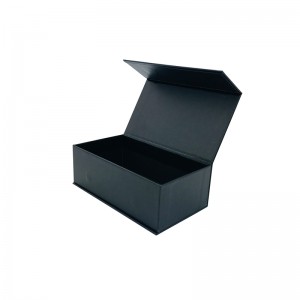 아름답게 포장 된 선물 상자 주문을 받아서 만들어진 큰 선물 상자