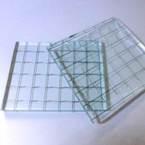 선명하고 착색 된 유선 유리