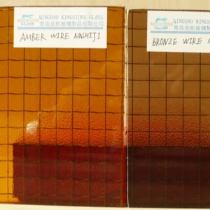 선명하고 착색 된 유선 유리