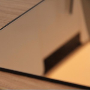 색깔의 은빛 거울