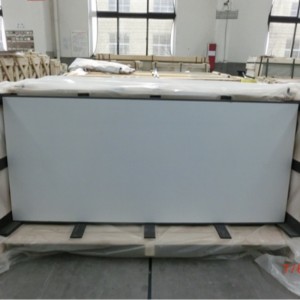 안전 필름이 장착 된 은색 거울