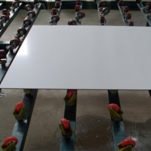 안전 필름이 장착 된 은색 거울