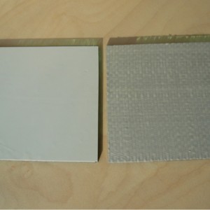 안전 필름이 장착 된 은색 거울