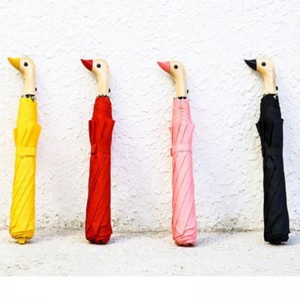 2019 자동 열기 노란색 오리 나무 손잡이 후크 2 접는 우산