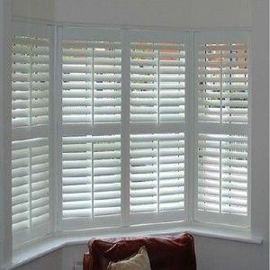 아름다운 창문과 셔터로 집이 아름다워집니다.