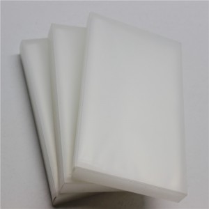 다양한 크기의 투명한 플라스틱 앨범