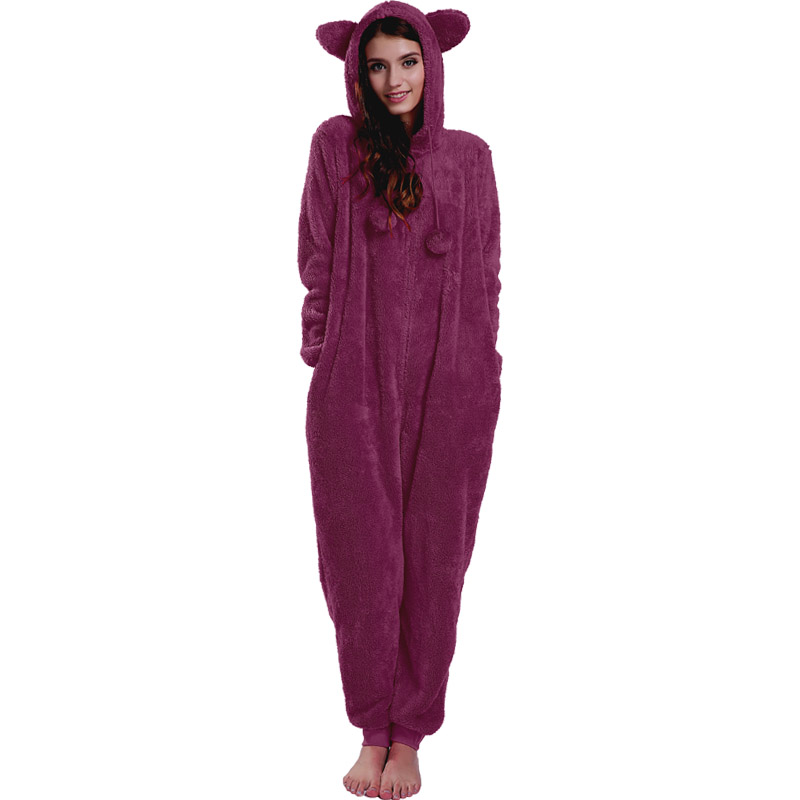 여자들은 동물의 귀에 두건을 얹은 빨간 Onesie 잠옷