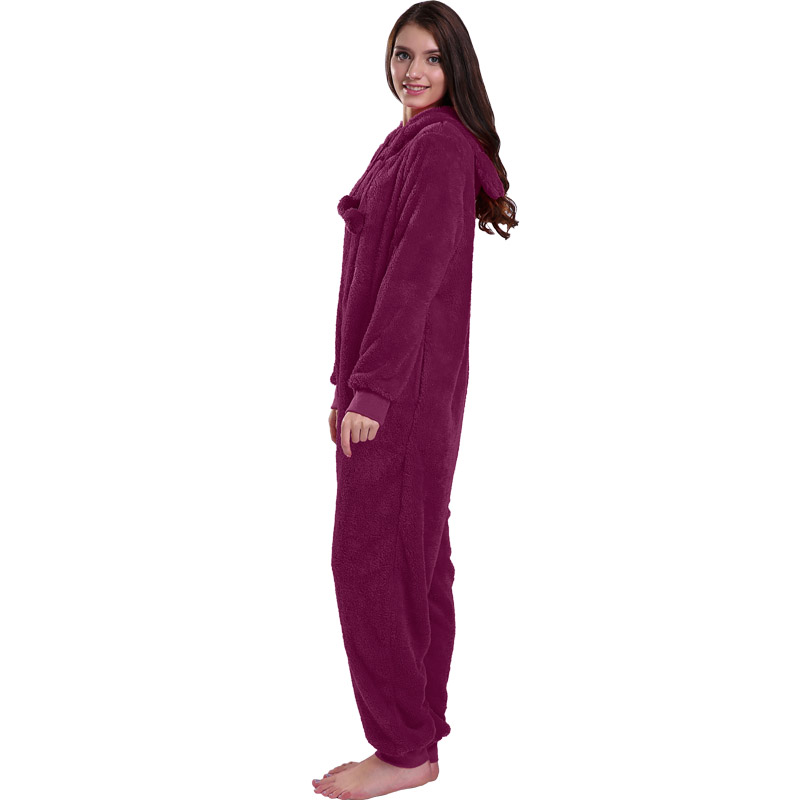 여자들은 동물의 귀에 두건을 얹은 빨간 Onesie 잠옷