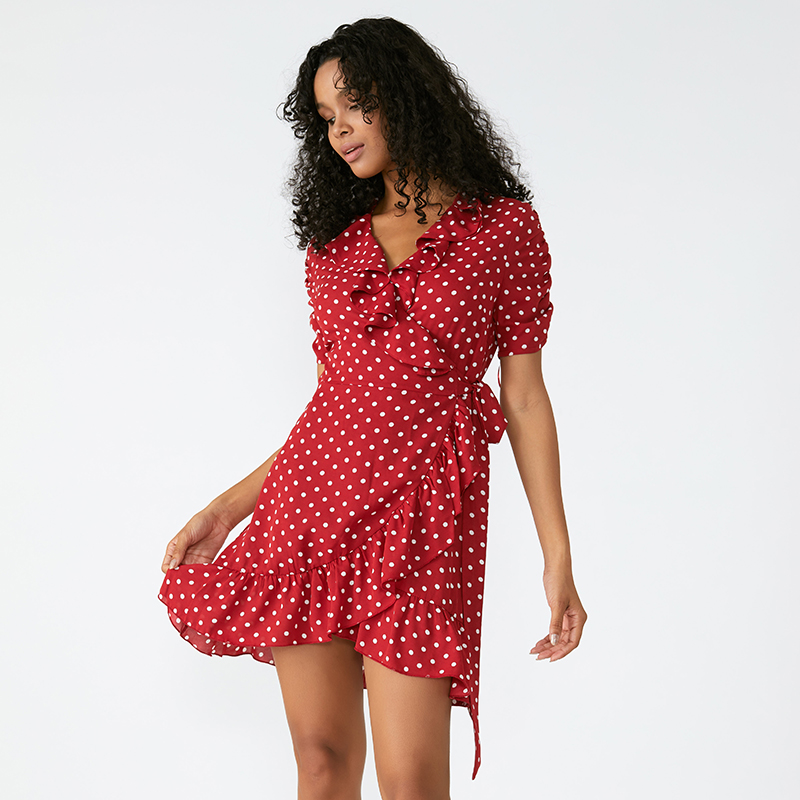 여성 의류 공장의 보스가 자신의 견해를 알려주지 만 첫 번째 착용하기 전에 새로운 옷을 닦아야합니까?