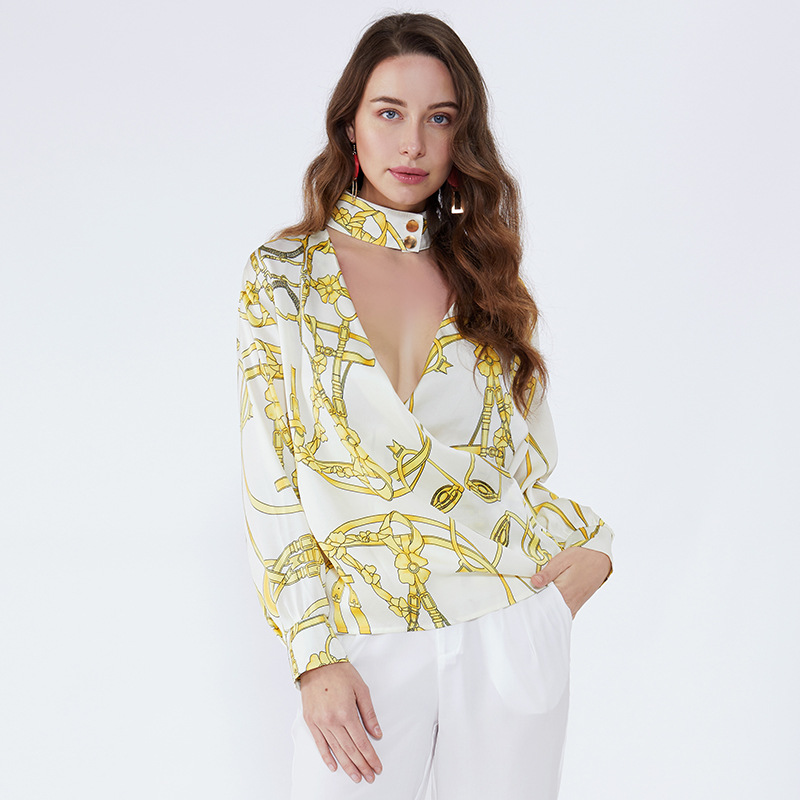 여성 의류 공장의 보스가 자신의 견해를 알려주지 만 첫 번째 착용하기 전에 새로운 옷을 닦아야합니까?