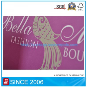 매듭이 달린 손잡이가 달린 자주색 종이 봉투