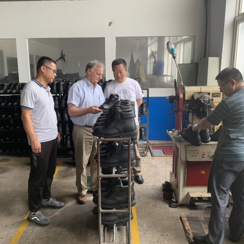 신발 교수 Mr. Bill은 매년 영광의 신발을 방문합니다.