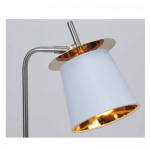 패브릭 쉐이드 및 장식 시트가있는 테이블 램프