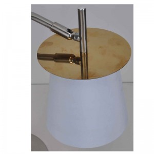 패브릭 쉐이드 및 장식 시트가있는 테이블 램프