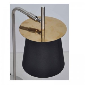 패브릭 쉐이드 및 장식 시트가있는 테이블 램프