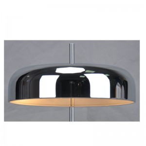 금속 그늘과 평평한 받침대가있는 테이블 램프