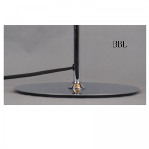 금속 그늘과 평평한 받침대가있는 테이블 램프