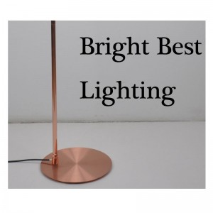 조정 기능과 평평한 받침대가있는 플로어 램프