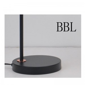 금속 그늘과 조정 그늘 기능을 가진 테이블 램프