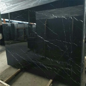 흰색 줄무늬의 Nero Marquina 대리석