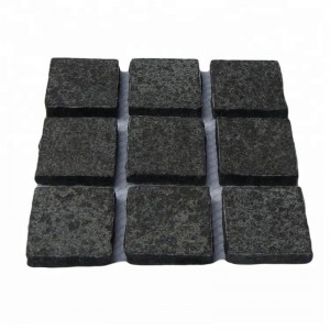 검은 자연 현무암 포장 돌