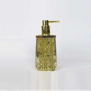 골드 데칼 욕실 액세서리와 투명 유리