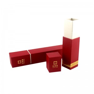 특별한 주문을 받아서 만들어진 희귀 한 기념품의 정연한 선물 상자