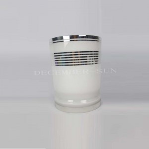 은색 선 유리제 목욕탕 세트를 가진 우아한 백색