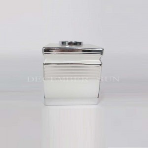 은색 선 유리제 목욕탕 세트를 가진 우아한 백색