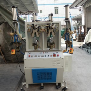 2 냉식 및 2 열식 백 파트 성형기의 슈