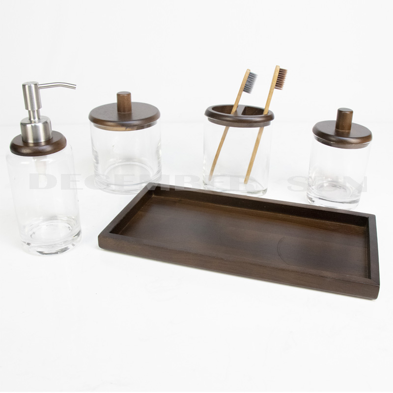 나무 부분 욕실 세트와 투명 유리