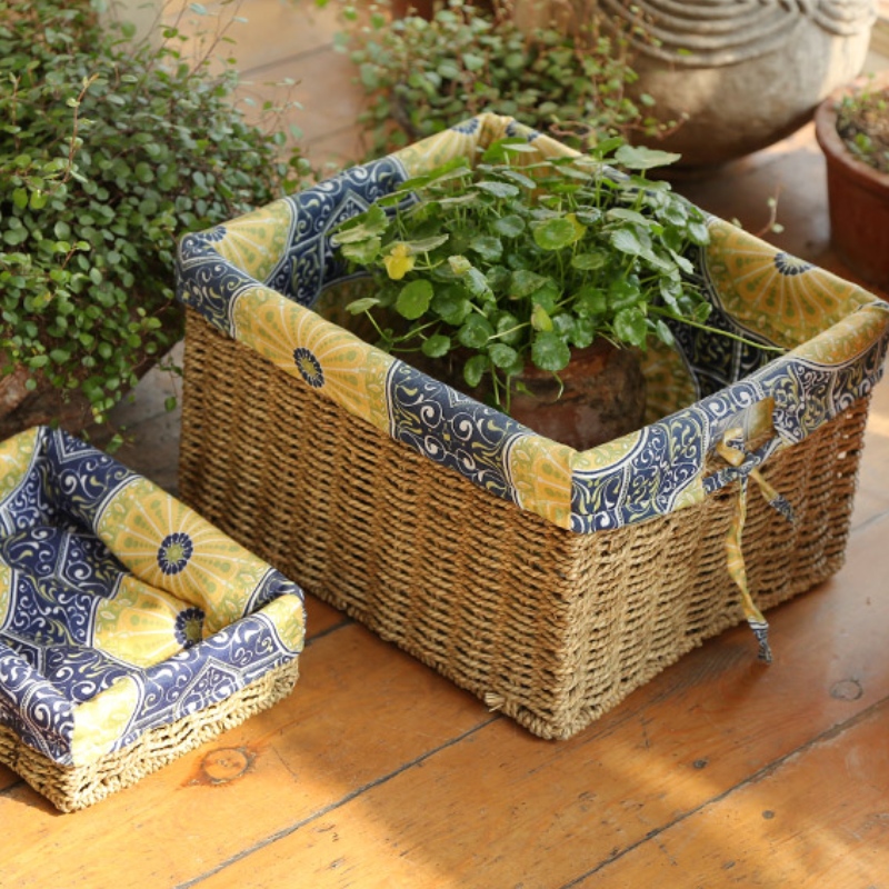 일렬로 세워진 침실 저장 바구니