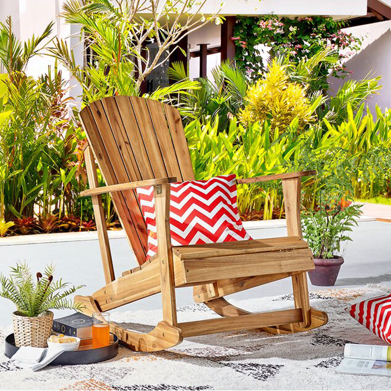 Adirondack 락 스타일은 의자를 세련되고 편안하게 만듭니다.