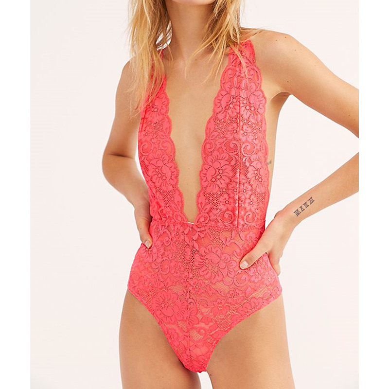 몸 에 꼭 끼 는 옷 을 입고 있다.