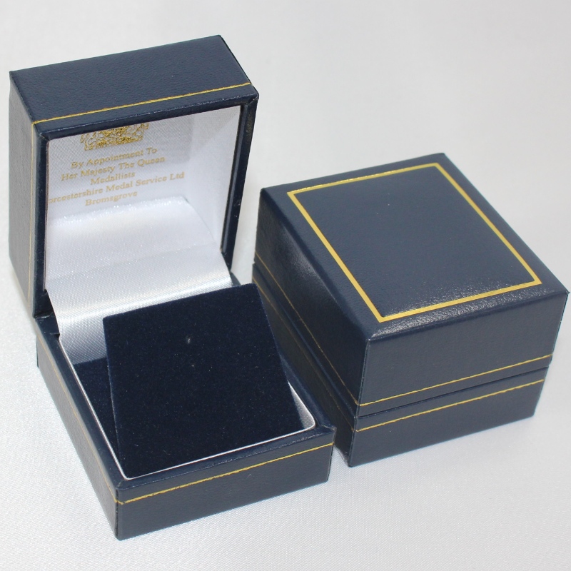 제품 V - 07 스 퀘 어 플라스틱 케이스 는 인조가죽 종이 로 덮 여 있 고 지름 25 - 30 mm 동전, 배지, 반지 등 이 있다.46 * 53 * 38, 무게 약 40g