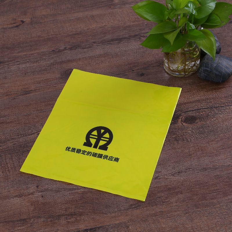 블 로 거들 이 되 어 전자 게임 을 하고 상품 과 함께 중국 에 살 면서 젊은이 들 이 비 전통 적 인 일 을 시도 하도록 격려 한다.