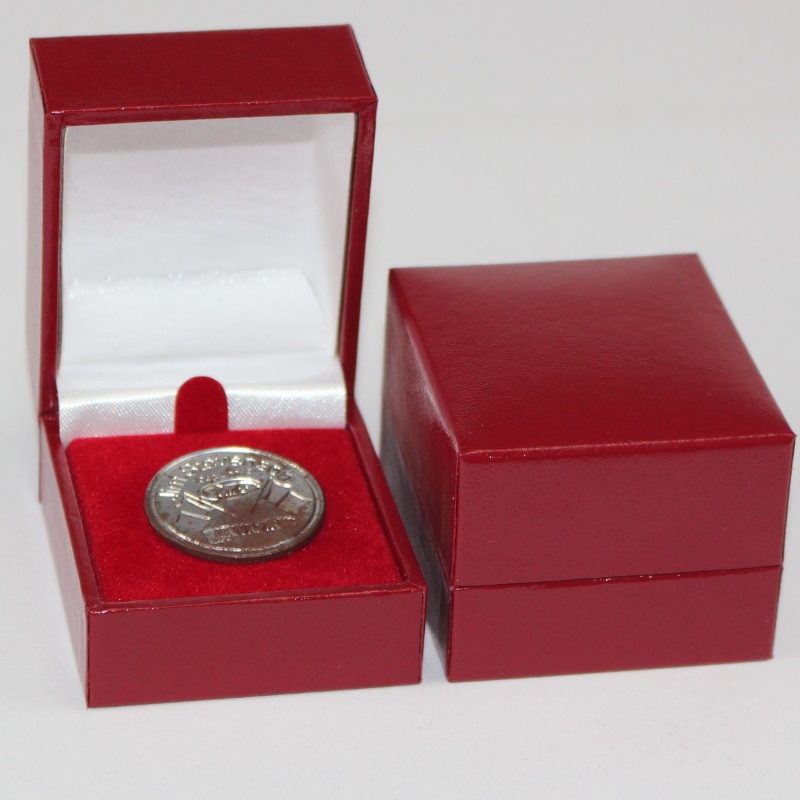 제품 V - 07 스 퀘 어 플라스틱 케이스 는 인조가죽 종이 로 덮 여 있 고 지름 25 - 30 mm 동전, 배지, 반지 등 이 있다.46 * 53 * 38, 무게 약 40g