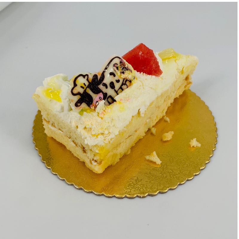 눈 에 띄 는 둥 근 금 케이크 판 은 케이크 를 전시 하 는 데 쓰 인 다.