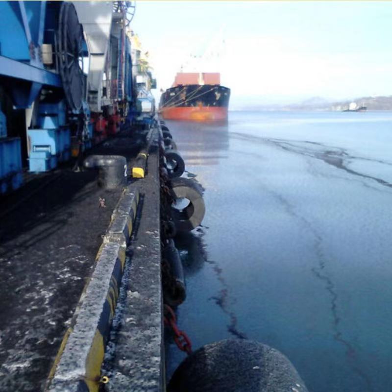 부두 선 착 장 은 원통 형 선박 용 고무 로 현 을 보호 한다.