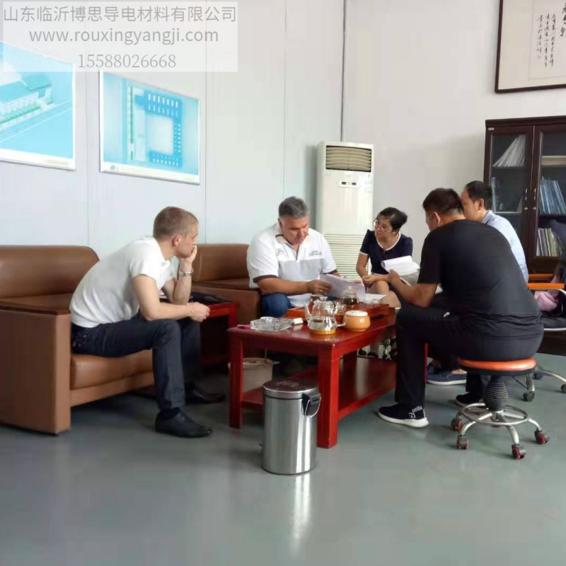 러시아 고객 이 우리 회사 에 와 서 장 사 를 한다.