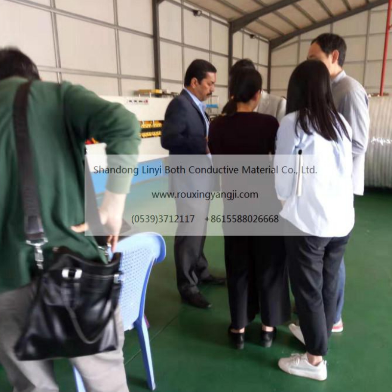 중동 에서 온 고객 이 우리 회 사 를 참관 했다.