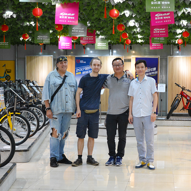 외국 친구 가 우리 회사 에 와 서 상담 하 다.