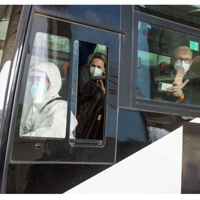 바이러스 원산지 추적 팀이 Wuhan에 도착하는 사람