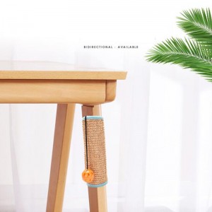 테이블과 의자는 고양이 스크래치 패드로 고정 될 수 있습니다.