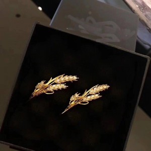 황금 밀 브로치