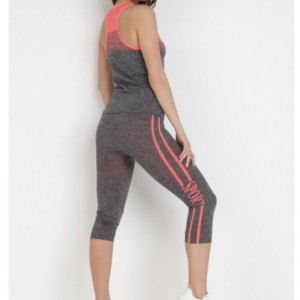 검은 색과 오렌지 tracksuit.