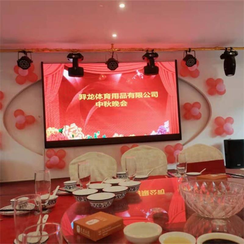 긴 옥외의 중간 가을 저녁